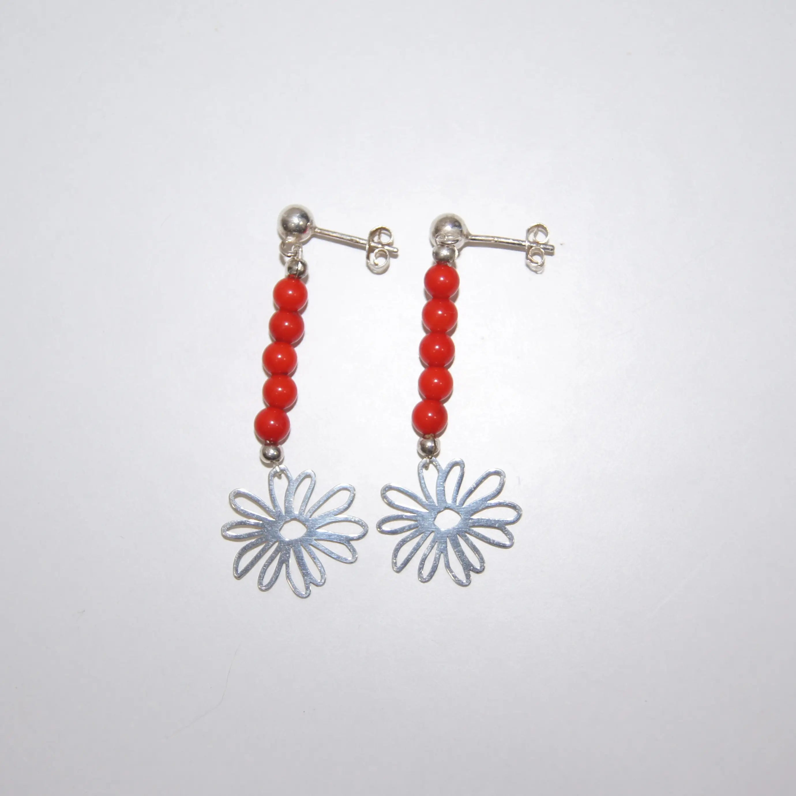LEÑA Kunsthandwerk Koralle-Perlen Ohrstecker mit Silber (925) Blumen-Charm, Made in Austria