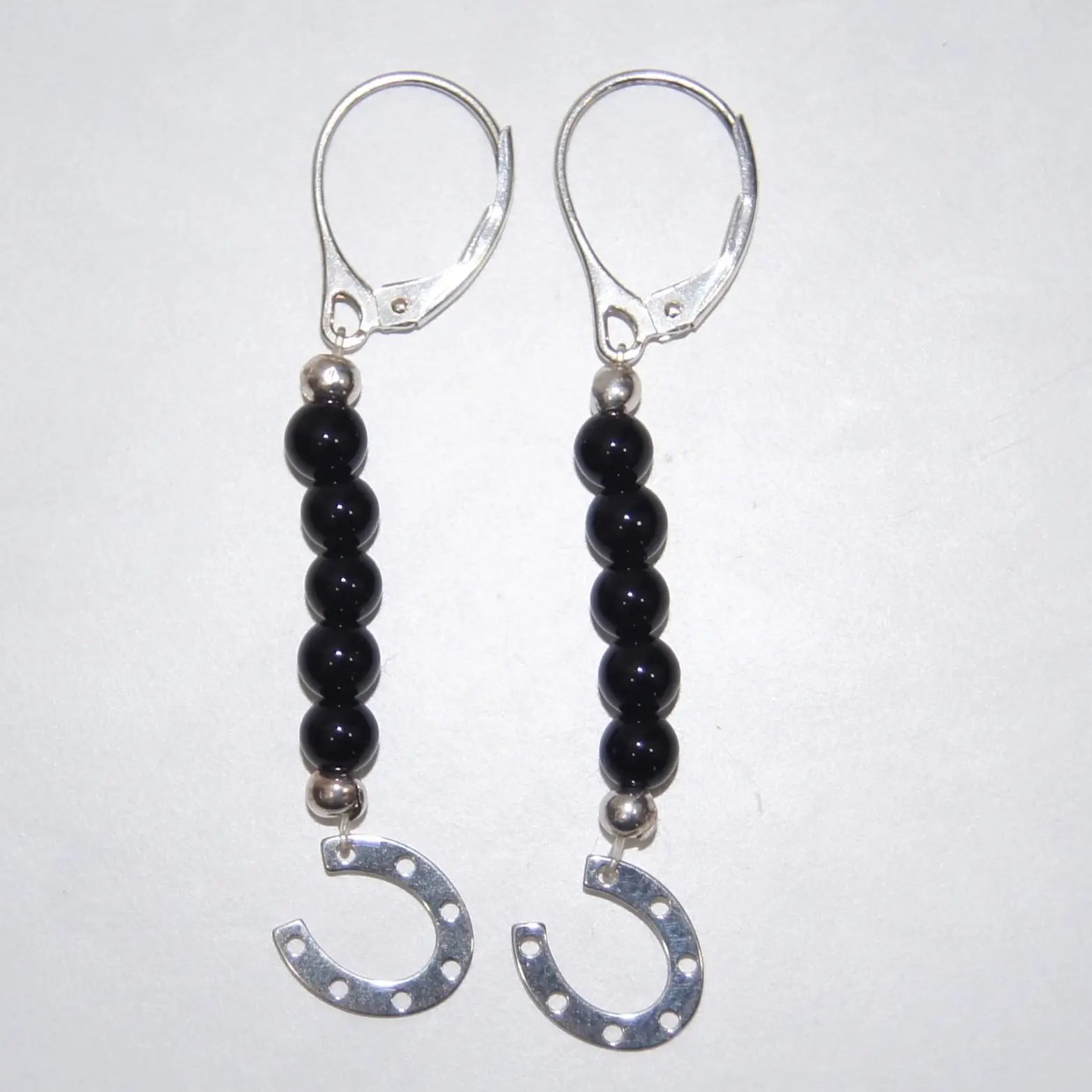 Onyx-Perlen (4mm) und Silber (925) Klappbrisuren mit Hufeisen-Charm von LEÑA Kunsthandwerk, Made in Austria