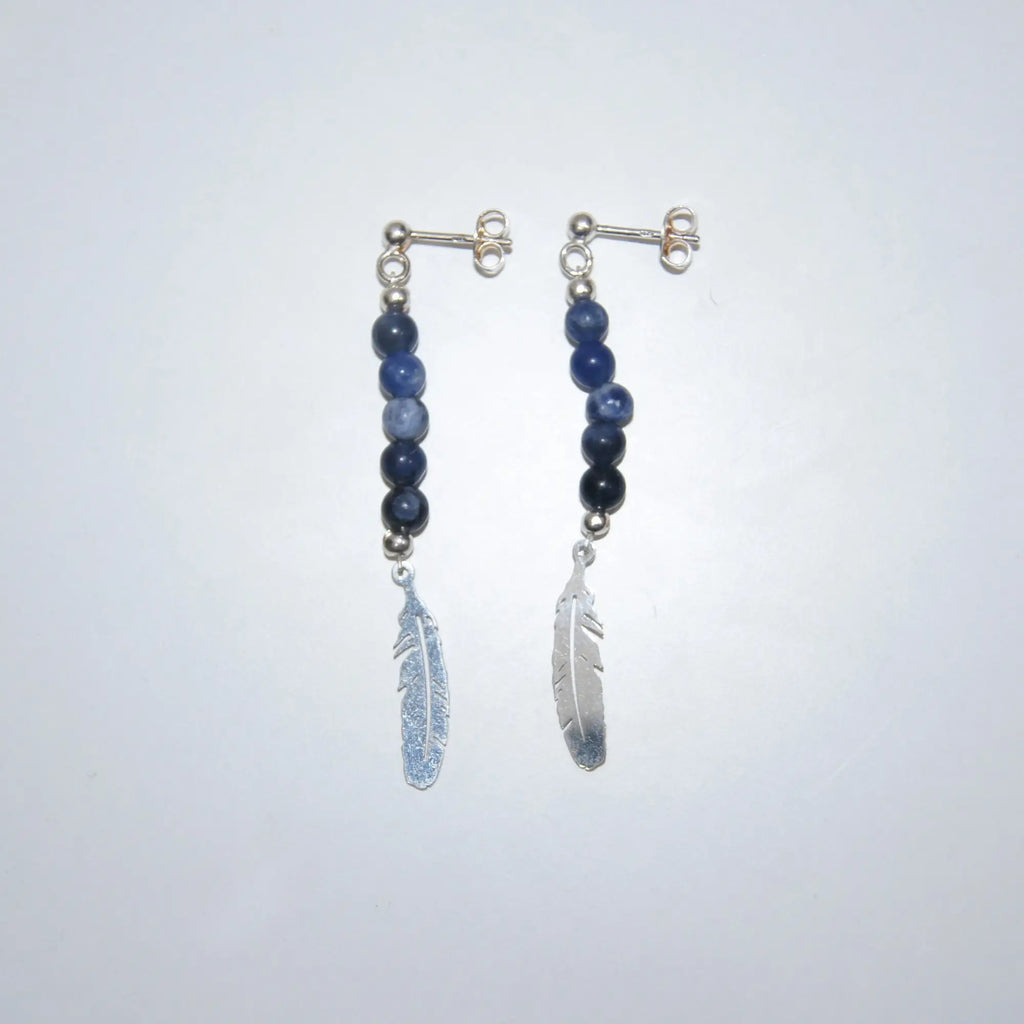 LEÑA Kunsthandwerk Ohrringe mit Sodalith-Perlen und Silber-Feder-Charm, Made in Austria