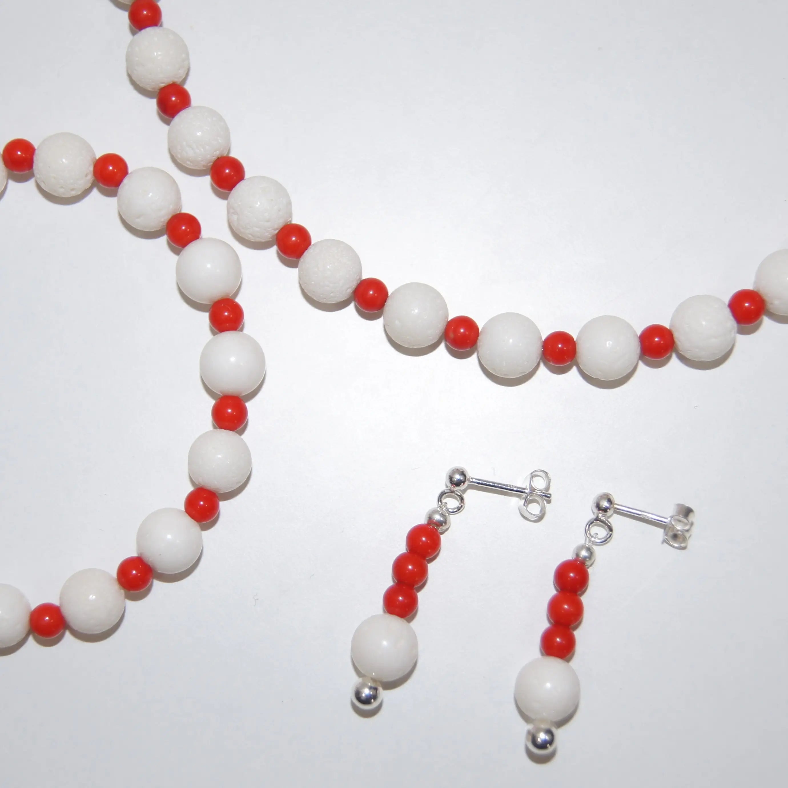 LEÑA Kunsthandwerk Set aus Kette, Armband und Ohrringen mit Koralle-Perlen und Silber (925) Ohrsteckern