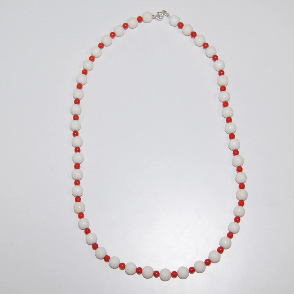 LEÑA Kunsthandwerk Kette aus Koralle-Perlen (8 mm & 4 mm) mit Silber (925) Ohrsteckern, Made in Austria