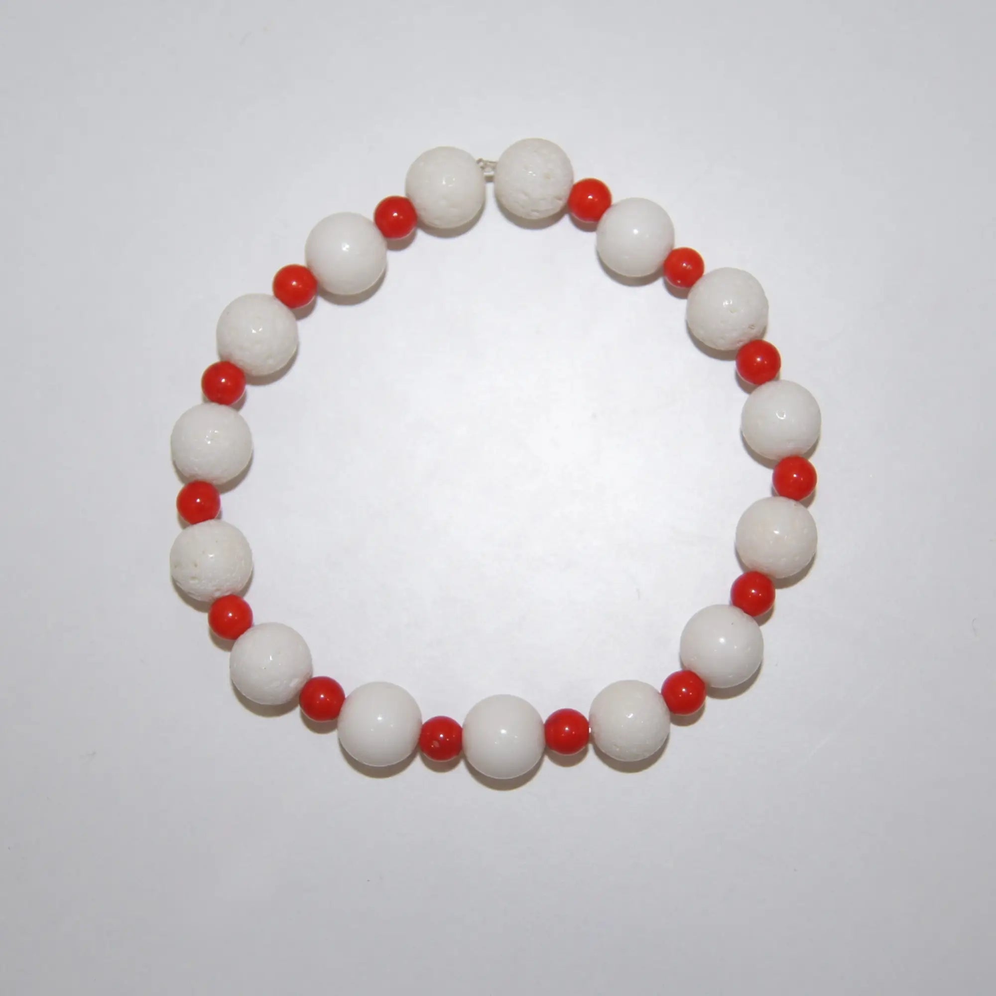 Armband aus Koralle-Perlen (8 mm & 4 mm) von LEÑA Kunsthandwerk, Made in Austria