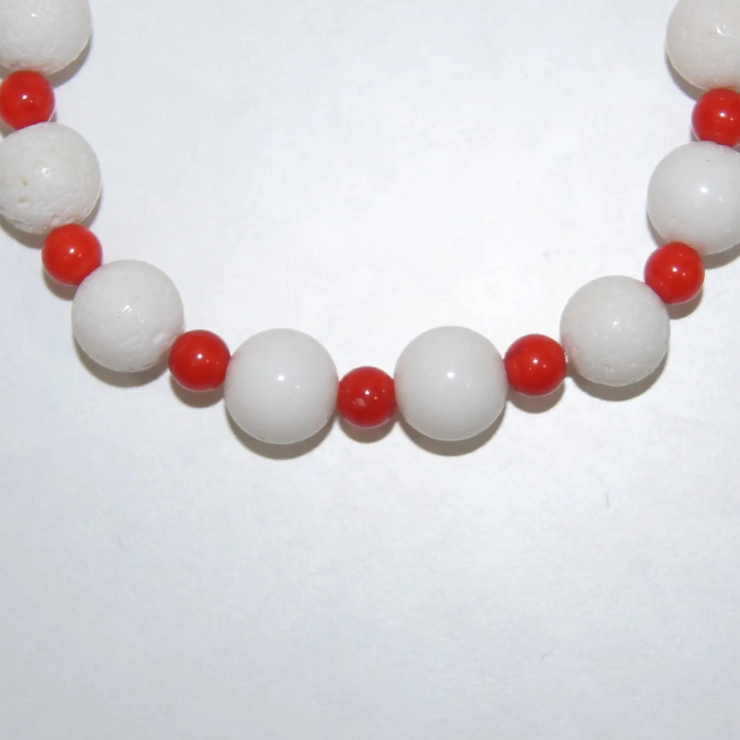Set aus Kette, Armband und Ohrringen von LEÑA Kunsthandwerk mit Koralle-Perlen in Rot und Weiß