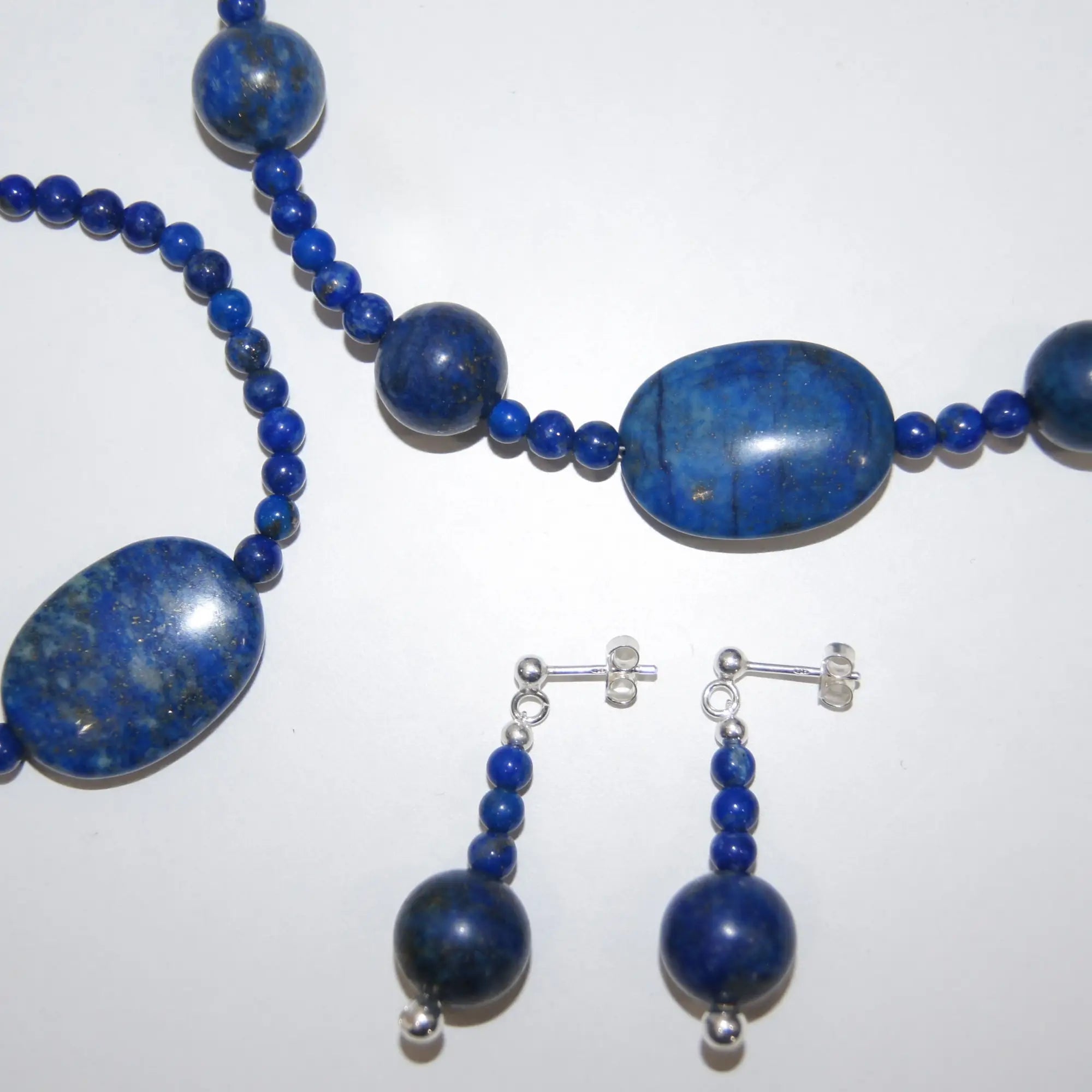 LEÑA Kunsthandwerk Schmuckset aus Lapislazuli-Scheiben, 12mm und 4mm Perlen, mit 925er Silber Ohrsteckern
