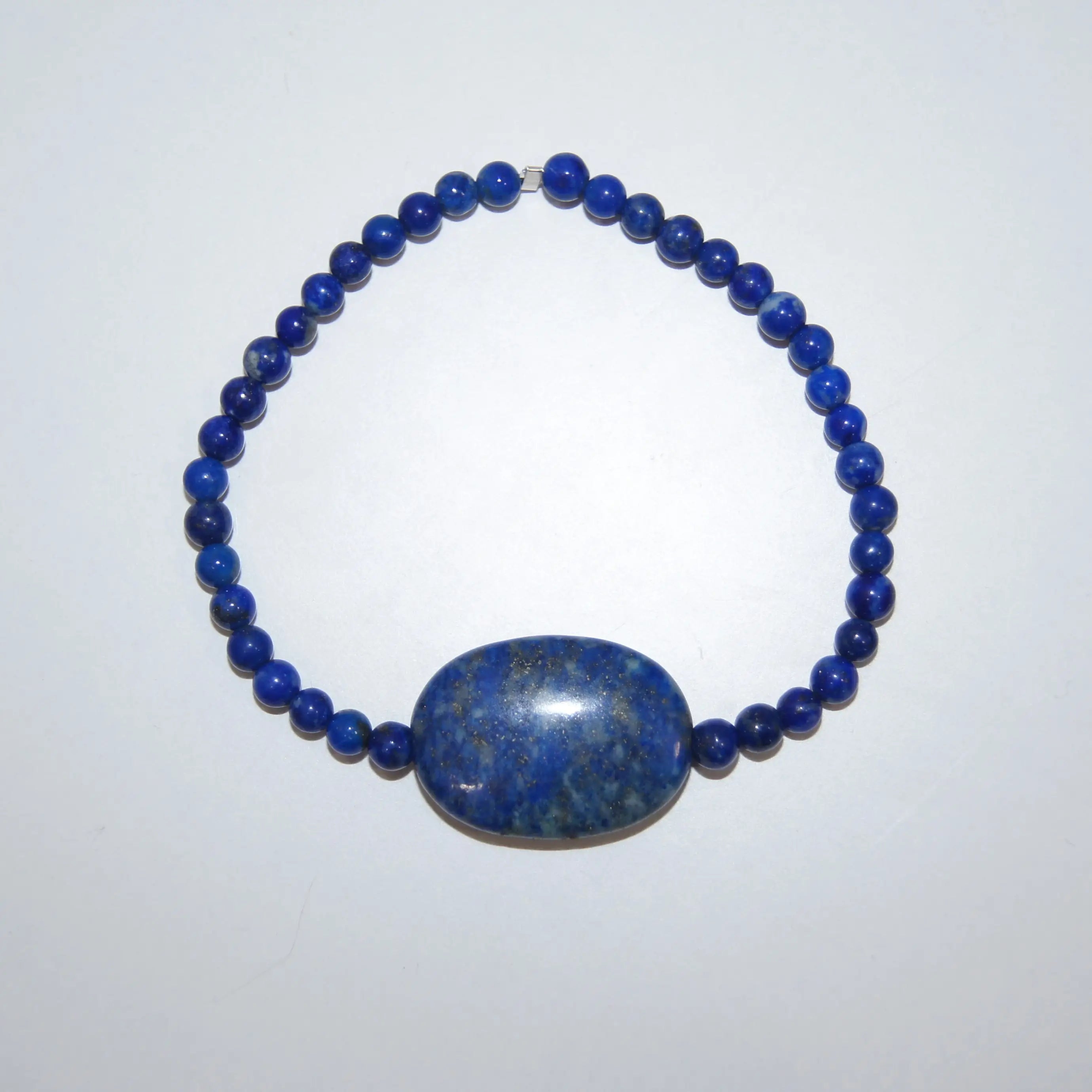 Armband aus Lapislazuli-Perlen und einer ovalen Lapislazuli-Scheibe, hergestellt von LEÑA Kunsthandwerk