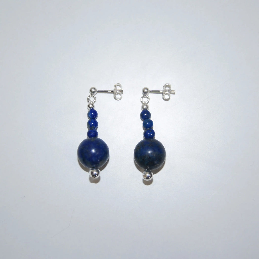 LEÑA Kunsthandwerk Ohrringe aus Lapislazuli-Perlen (12 mm & 4 mm) und 925er Silber-Ohrsteckern