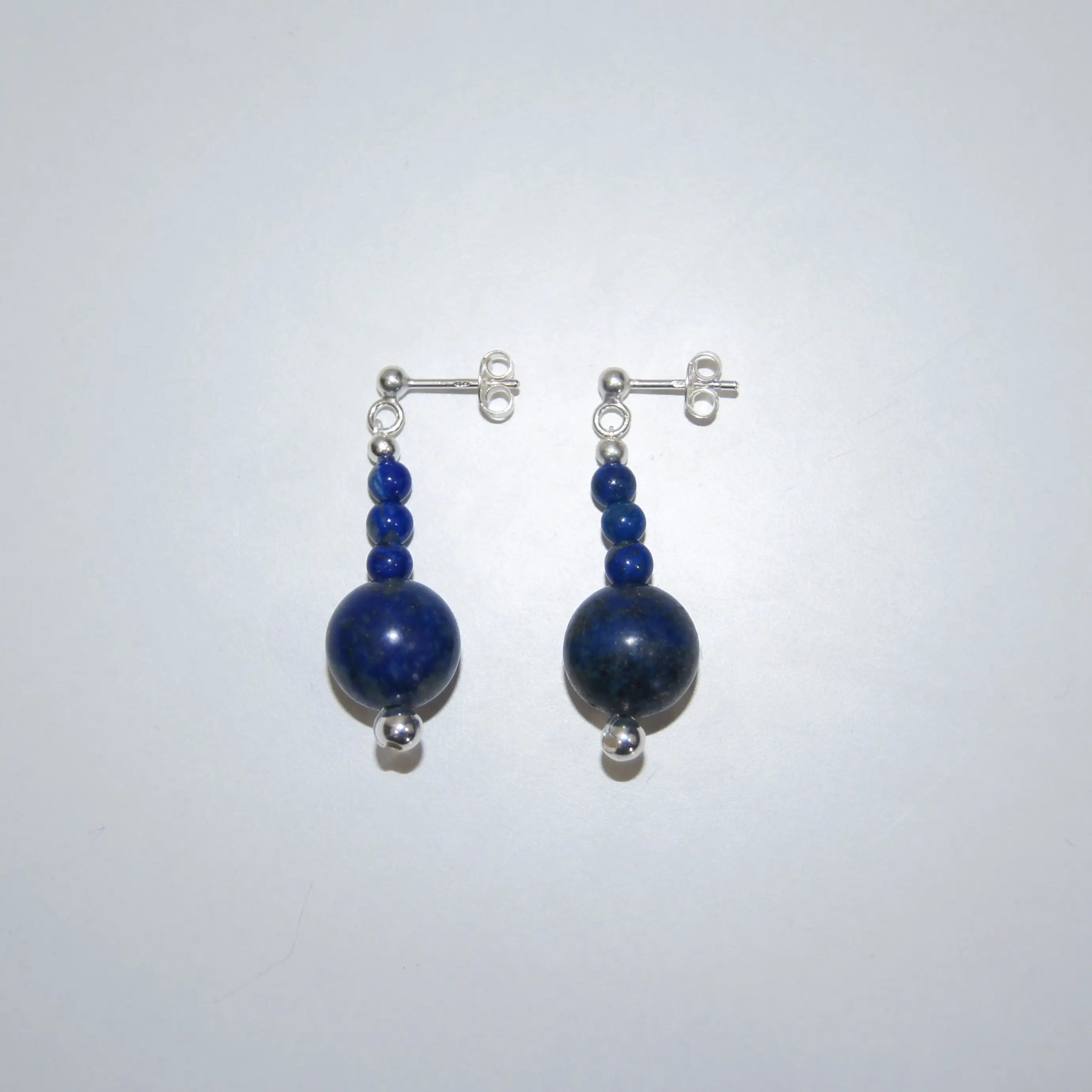 LEÑA Kunsthandwerk Ohrringe aus Lapislazuli-Perlen (12 mm & 4 mm) und 925er Silber-Ohrsteckern