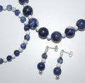 LEÑA Kunsthandwerk Set aus Kette, Armband und Ohrringen mit Sodalith- und Magnesit-Perlen, Silber (925)