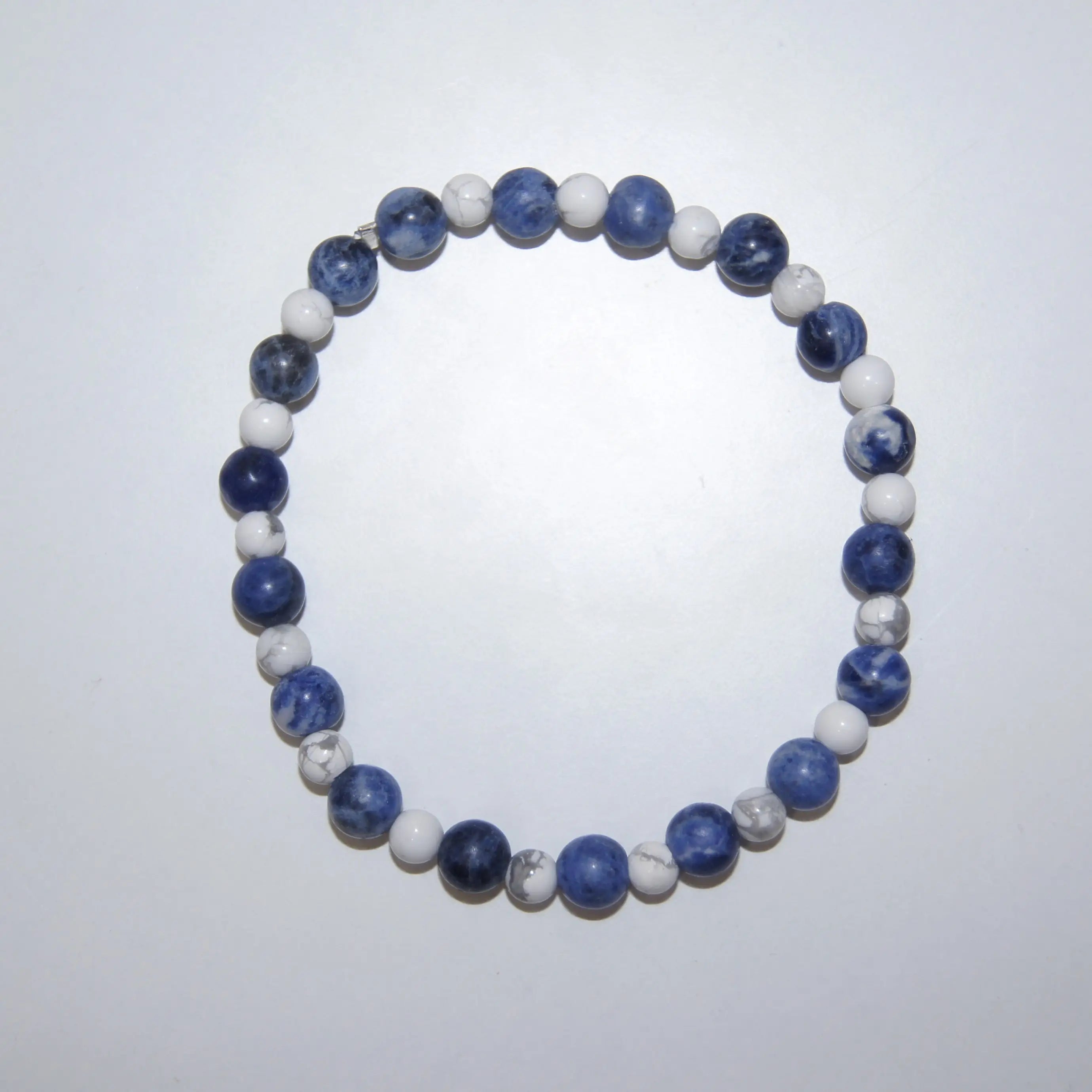 Armband aus Sodalith- und Magnesit-Perlen von LEÑA Kunsthandwerk, Made in Austria